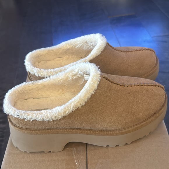 Ugg clog chest great condition —“New Heights City clog” size 9 - Picture 3 of 4